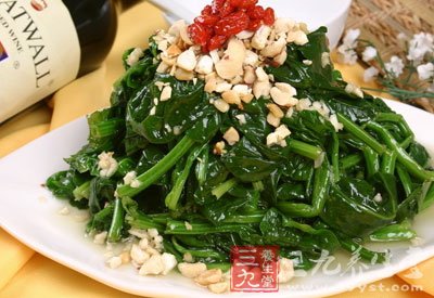 菠菜及調味料拌炒均勻即可盛盤