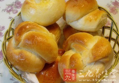 發酵好的面團取出排去大部分空氣