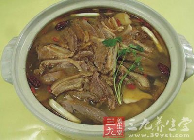 湯鍋先加入橄榄油2湯匙燒熱