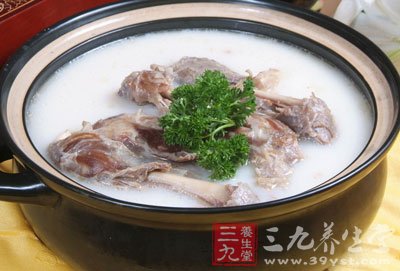 把所有處理好的材料放進湯鍋中