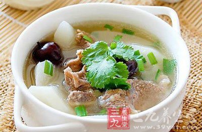 放入姜片煸炒出香味後倒入開水