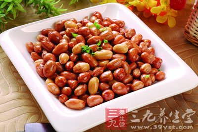 至花生皮稍稍綻開見其中的花生仁變黃