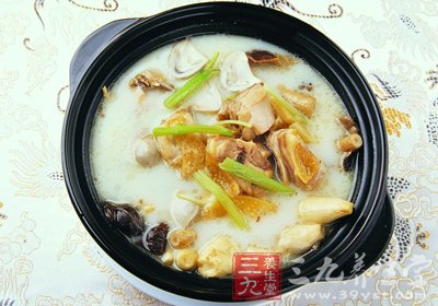 把料酒倒入鍋內然後放入清洗過的藥材