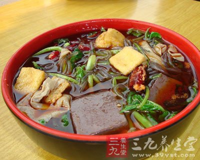麻辣燙的潛在危害:食材可能沒燙熟