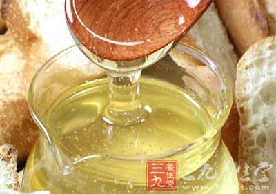 新鮮蜂蜜塗抹於皮膚上能起到滋潤和營養作用