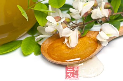 在處理傷口時將蜂蜜塗於患處
