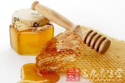 天然的蜂蜜可以作為潤膚劑經常外擦