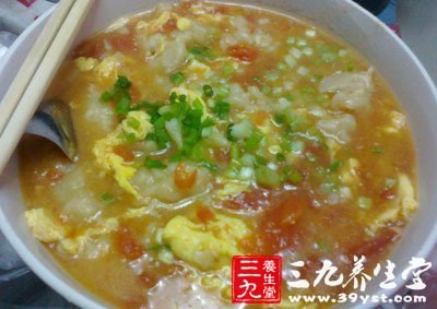倒入油放入大蔥片煸香後放入西紅柿塊