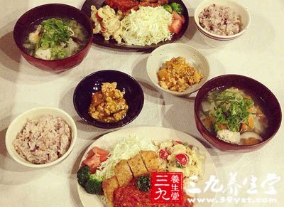 竹筍3支切絲將切好的竹筍和海帶放進鍋