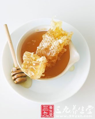 把蜂蜜作為清晨第一杯水
