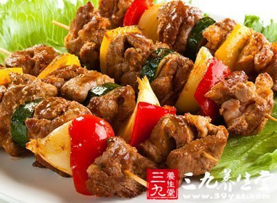 提前腌好的肉挑走姜蒜彩椒切塊