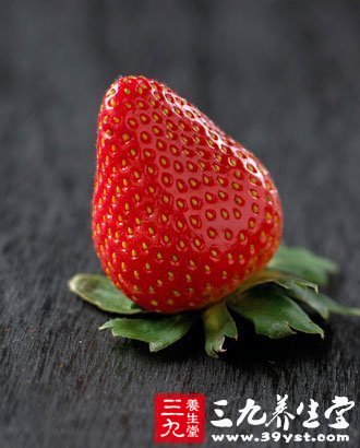 草莓比較適合於油性皮膚