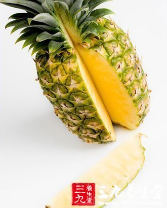 膚色暗沉的人可用紗布浸菠蘿汁擦拭