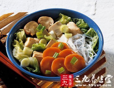 專家建議對於一次吃不完剩下的涮料和底湯應倒掉