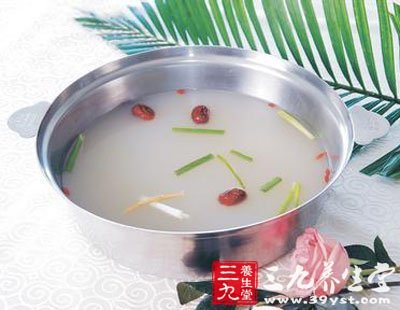 將火鍋燒開撇去浮沫