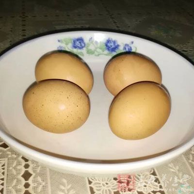 老年高血壓、高血脂、冠心病人，宜少量食用雞蛋