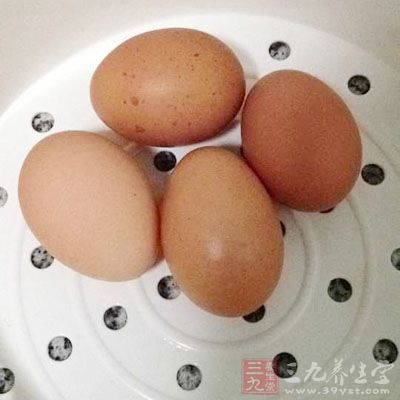 雞蛋磕在碗裡,加入砂糖,打至糖溶蛋散 雞蛋磕在碗裡,加入砂糖,打至糖溶蛋散