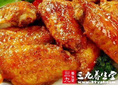 麻辣火鍋調料和蒜瓣一起爆香