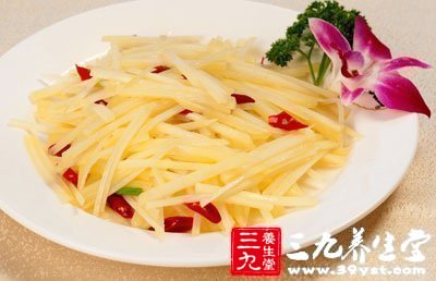 將瀝干水的土豆絲放入鍋中煸炒
