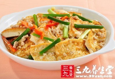 把五花肉炒至變色郫縣豆瓣炒香