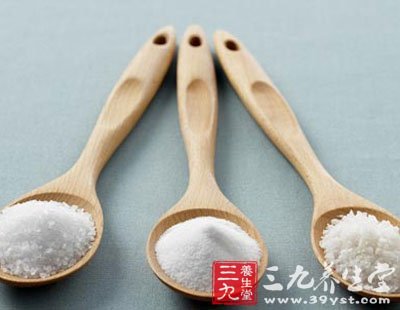 人攝取氯化鈉主要是吃的食鹽