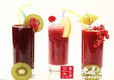 牛奶中的酪蛋白就會與果汁反應,發生凝集、沉澱的情況,導致人體難以消化、吸收