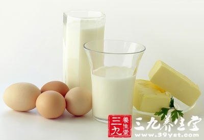 早晨的人體急需靠含有豐富碳水化合物的早餐來重新補充能量，而牛奶和雞蛋不能提供足夠的能量。