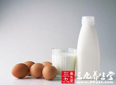 生的雞蛋中含有抗生物素蛋白，它會防礙生物素在腸道內的吸收;抗胰蛋白酶因子還可抑制胰蛋白酶的活動