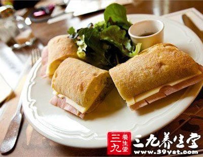 吃晚餐要距離睡覺時間3到4個小時