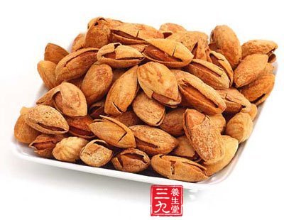 吃生杏仁易中毒