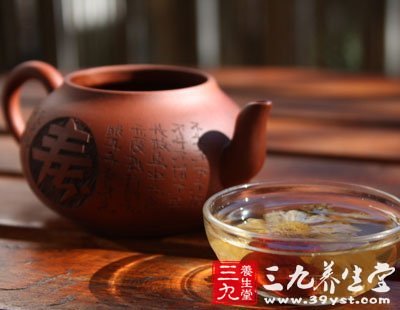 菊花茶入口甘甜芬芳