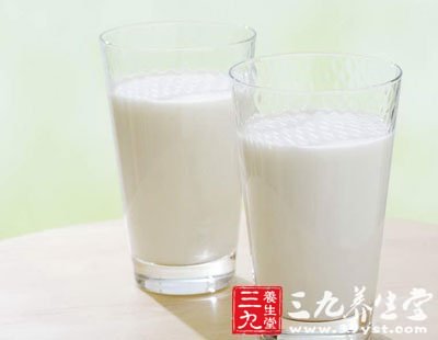 牛奶中的鈣能增強骨骼和牙齒減少骨骼萎縮病的發生