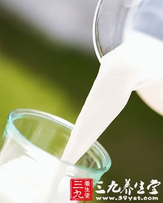 煮牛奶時忌同時加糖