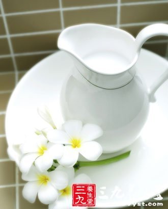 晚上喝牛奶利於養顏和睡眠