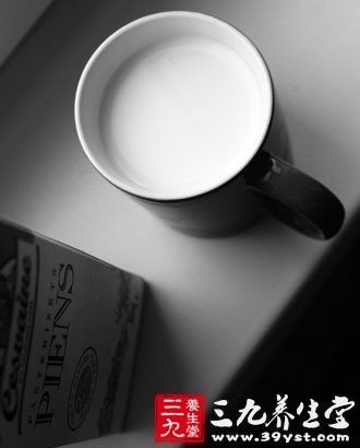 牛奶最好在傍晚或臨睡之前半小時飲用