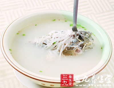 鲫魚1條生黃芪15克