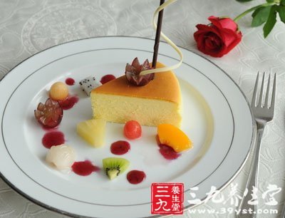 很多女性朋友經常會在晚上吃些甜食