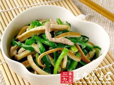 春季的韭菜菜質柔嫩味香辛有很好的溫中行氣散血解毒保暖健胃的功效