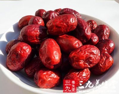 身姿挺拔吃棗