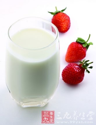 牛奶是主要營養食品富含高蛋白易吸收的脂肪和乳糖