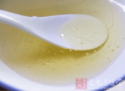 蜂蜜含有多種酶類，李子與蜂蜜同食
