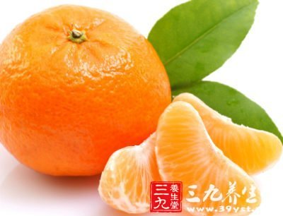 橘子性溫,吃橘子過多會出現上火誘發舌炎、牙周炎、咽喉炎等,橘子不宜與蘿卜、牛奶同食