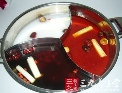 吃麻辣紅油火鍋，再喝大量白酒