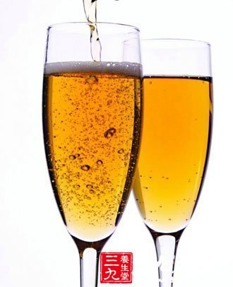 空腹飲酒容易刺激胃黏膜