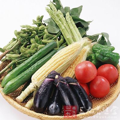 家中冰箱存放生熟食品時，要做到“上熟下生”分開存放
