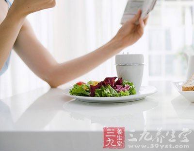 起床後宜先喝水