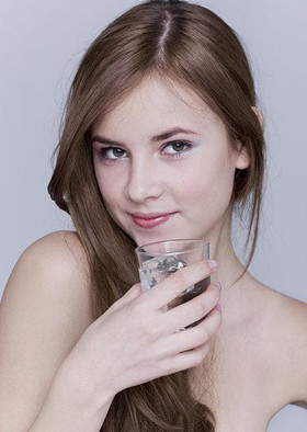一杯水的神奇 讓懶女孩變超模