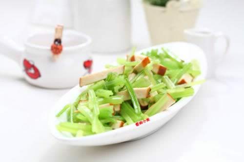 香芹炒熏干的做法