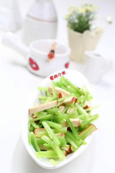 香芹炒熏干的做法