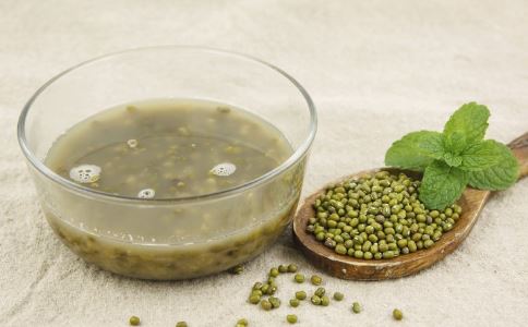 減肥粥:綠豆薏米芡實粥的做法 綠豆薏米芡實粥的做法 如何自制減肥粥 自制減肥粥的方法有哪些